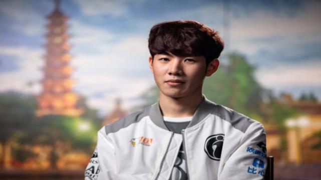 后者凭借顽 后者凭借顽